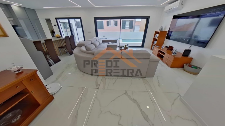 Moradia T3 para Venda em Pontinha e Famões Foto 1