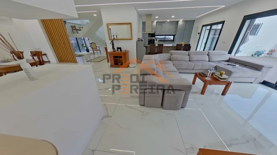 Moradia T3 para Venda em Pontinha e Famões Foto 3