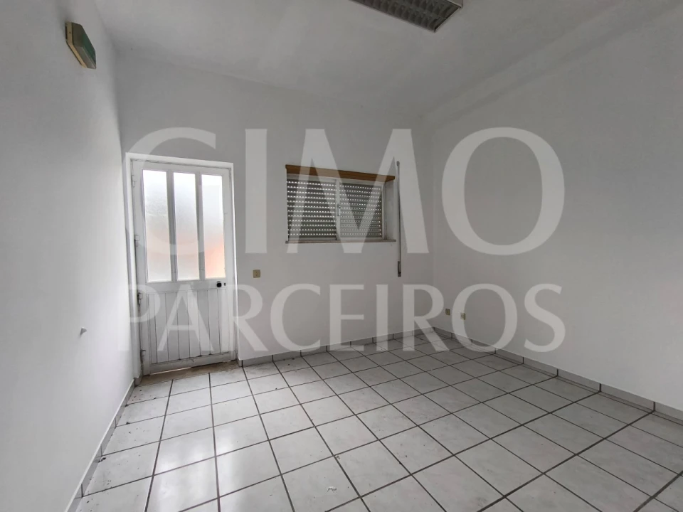 Loja para Arrendamento em Oliveira do Bairro Foto 4