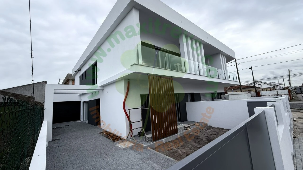 Moradia T4 para Venda em Fernao Ferro Foto 1