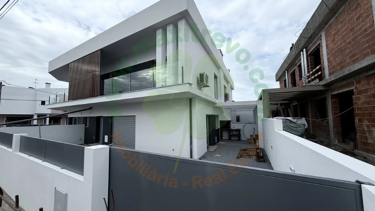 Moradia T4 para Venda em Fernao Ferro Foto 1