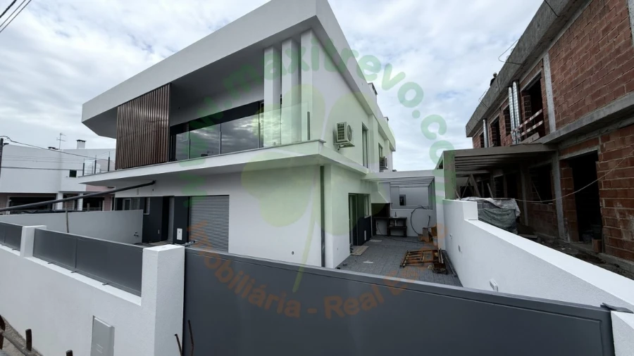 Moradia T4 para Venda em Fernao Ferro