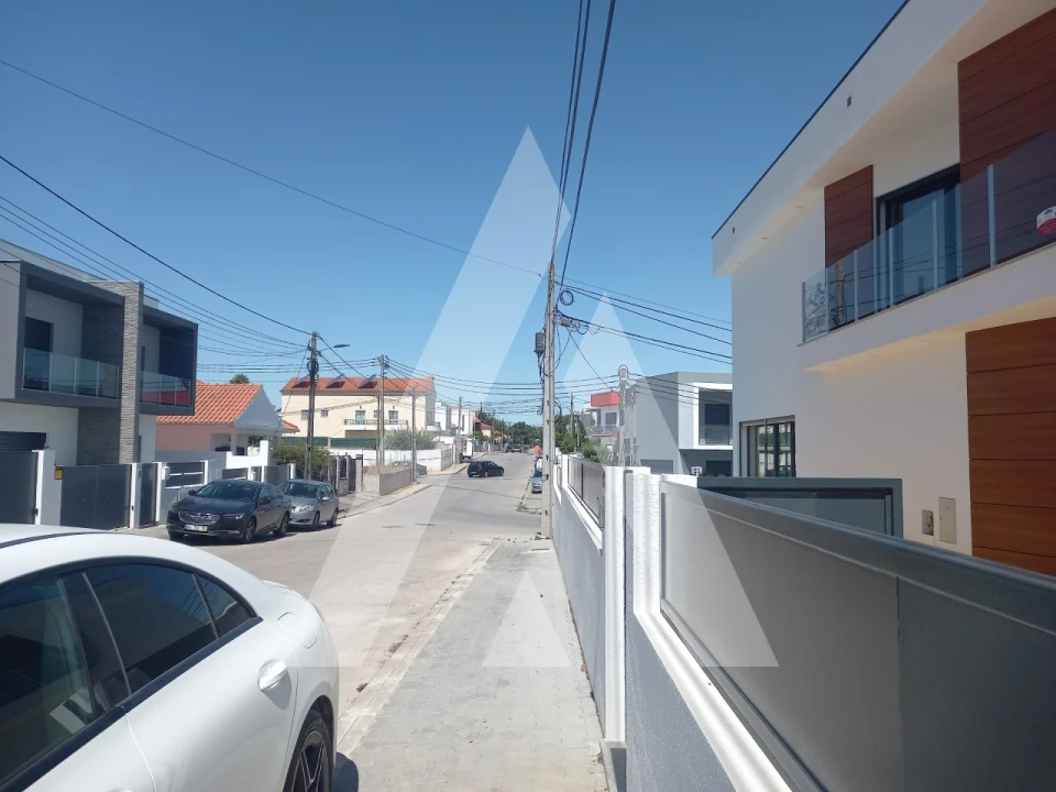 Moradia T4 para Venda em Fernao Ferro Foto 29