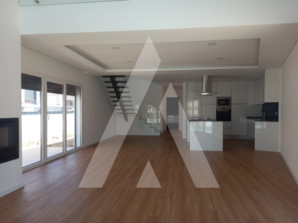 Moradia T4 para Venda em Fernao Ferro Foto 1