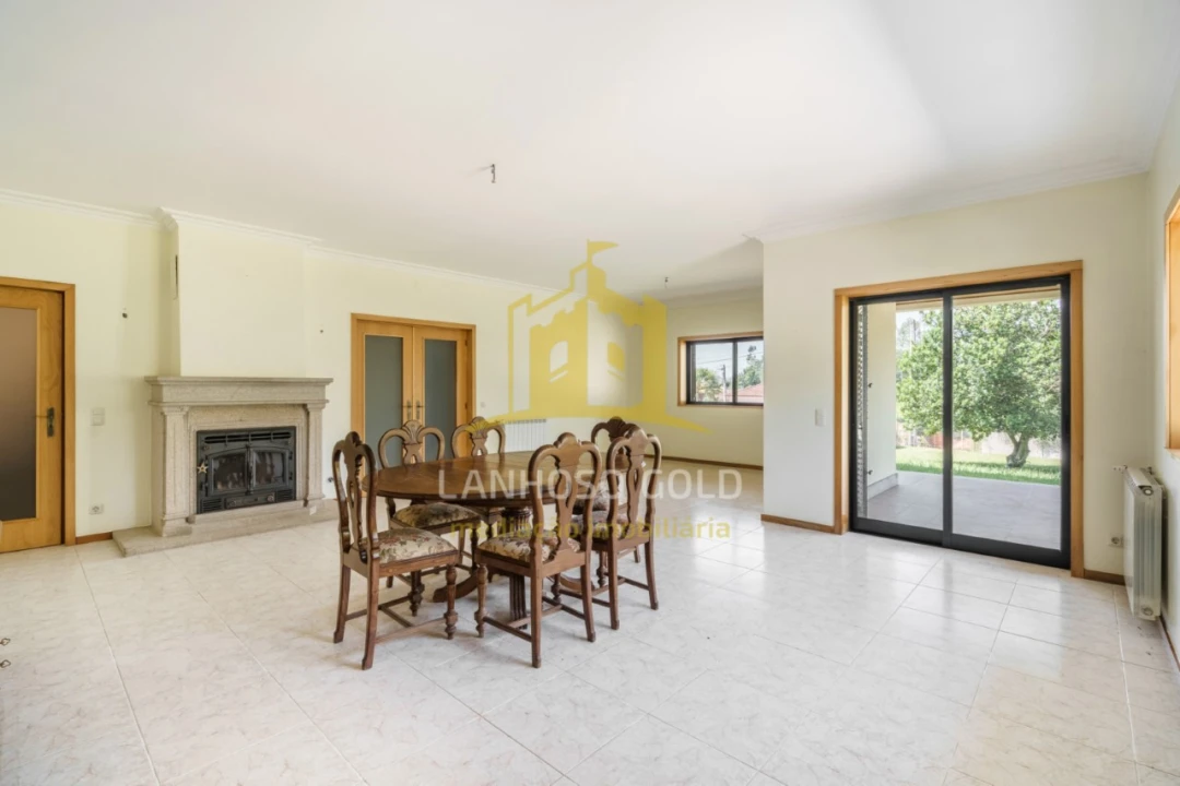 Moradia T4 para Venda em Lago Foto 2