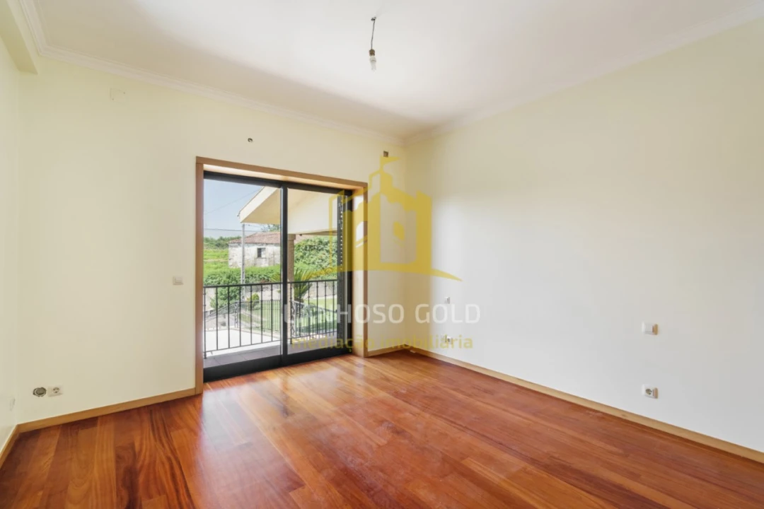 Moradia T4 para Venda em Lago Foto 11