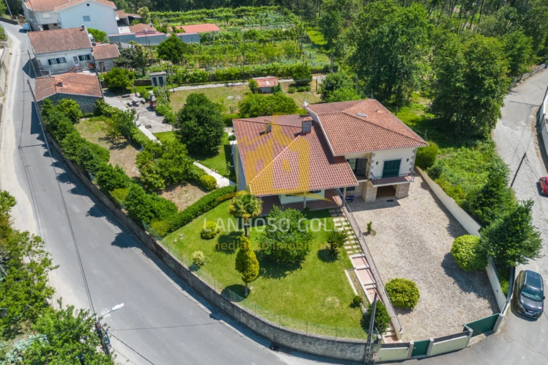 Moradia T4 para Venda em Lago Foto 30