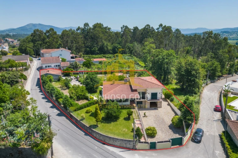 Moradia T4 para Venda em Lago Foto 33