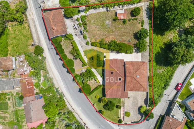 Moradia T4 para Venda em Lago Foto 32