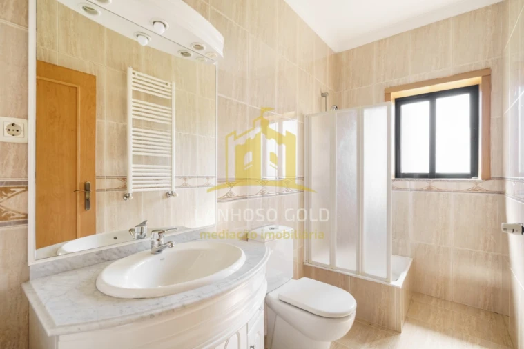 Moradia T4 para Venda em Lago Foto 8