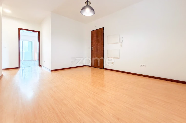 Apartamento T2 para Arrendamento em Rosto do Cão (São Roque) Foto 2