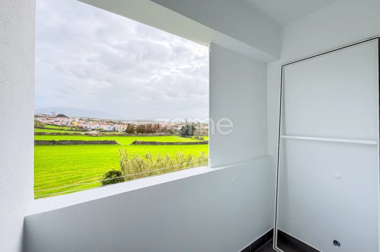 Apartamento T2 para Arrendamento em Rosto do Cão (São Roque) Foto 6