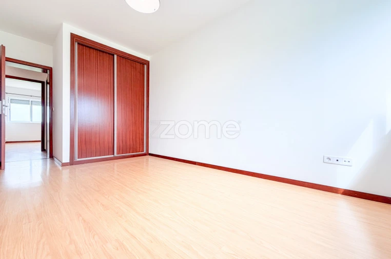 Apartamento T2 para Arrendamento em Rosto do Cão (São Roque) Foto 11