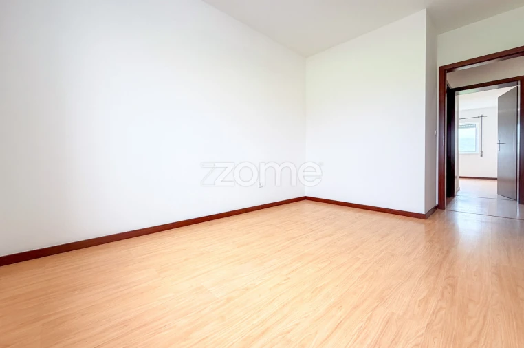 Apartamento T2 para Arrendamento em Rosto do Cão (São Roque) Foto 13