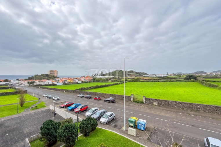 Apartamento T2 para Arrendamento em Rosto do Cão (São Roque) Foto 16