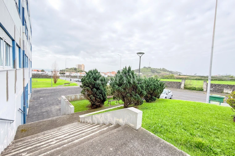 Apartamento T2 para Arrendamento em Rosto do Cão (São Roque) Foto 15