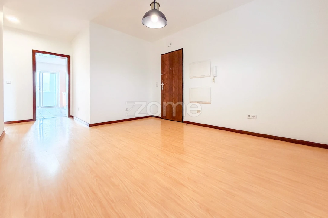 Apartamento T2 para Arrendamento em Rosto do Cão (São Roque) Foto 2