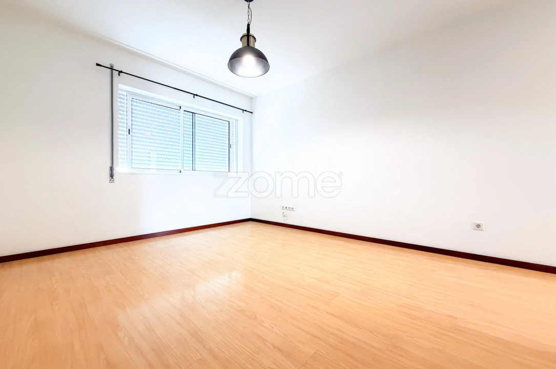 Apartamento T2 para Arrendamento em Rosto do Cão (São Roque) Foto 3