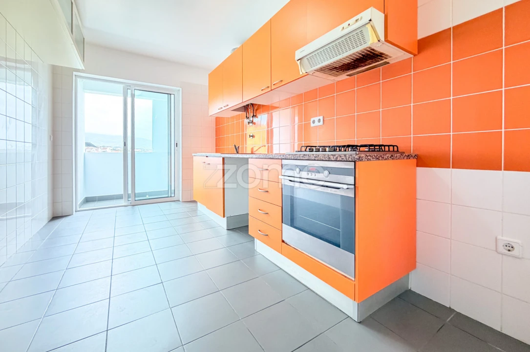 Apartamento T2 para Arrendamento em Rosto do Cão (São Roque) Foto 5