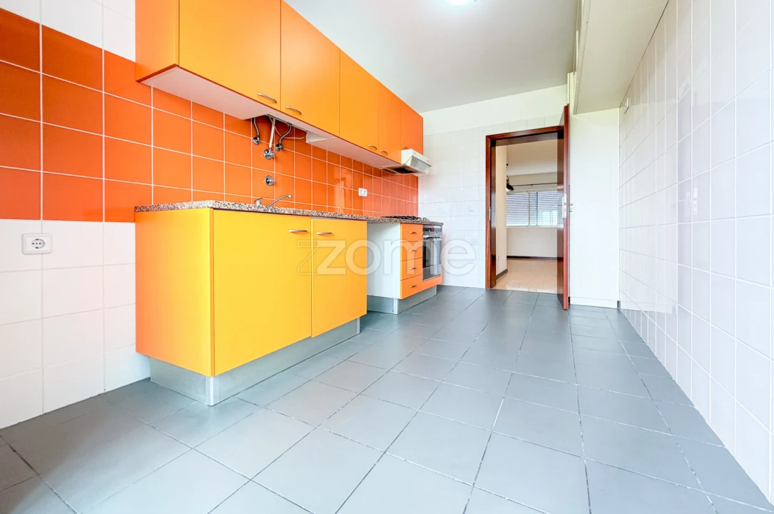 Apartamento T2 para Arrendamento em Rosto do Cão (São Roque) Foto 4