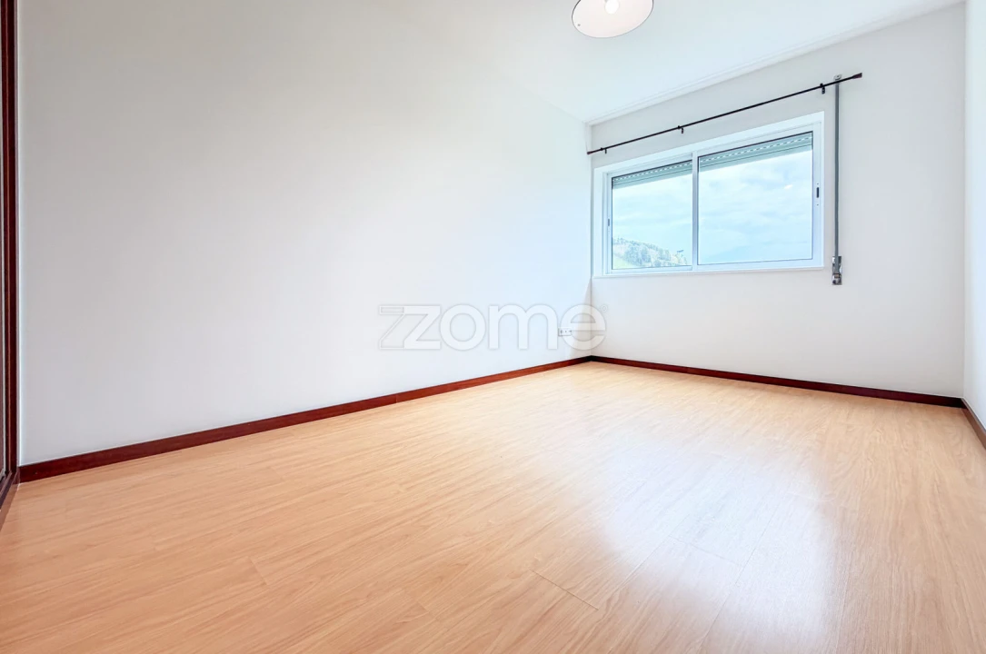 Apartamento T2 para Arrendamento em Rosto do Cão (São Roque) Foto 12