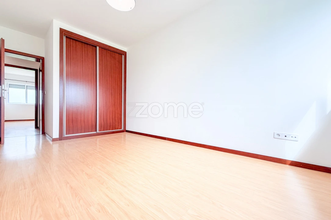 Apartamento T2 para Arrendamento em Rosto do Cão (São Roque) Foto 11