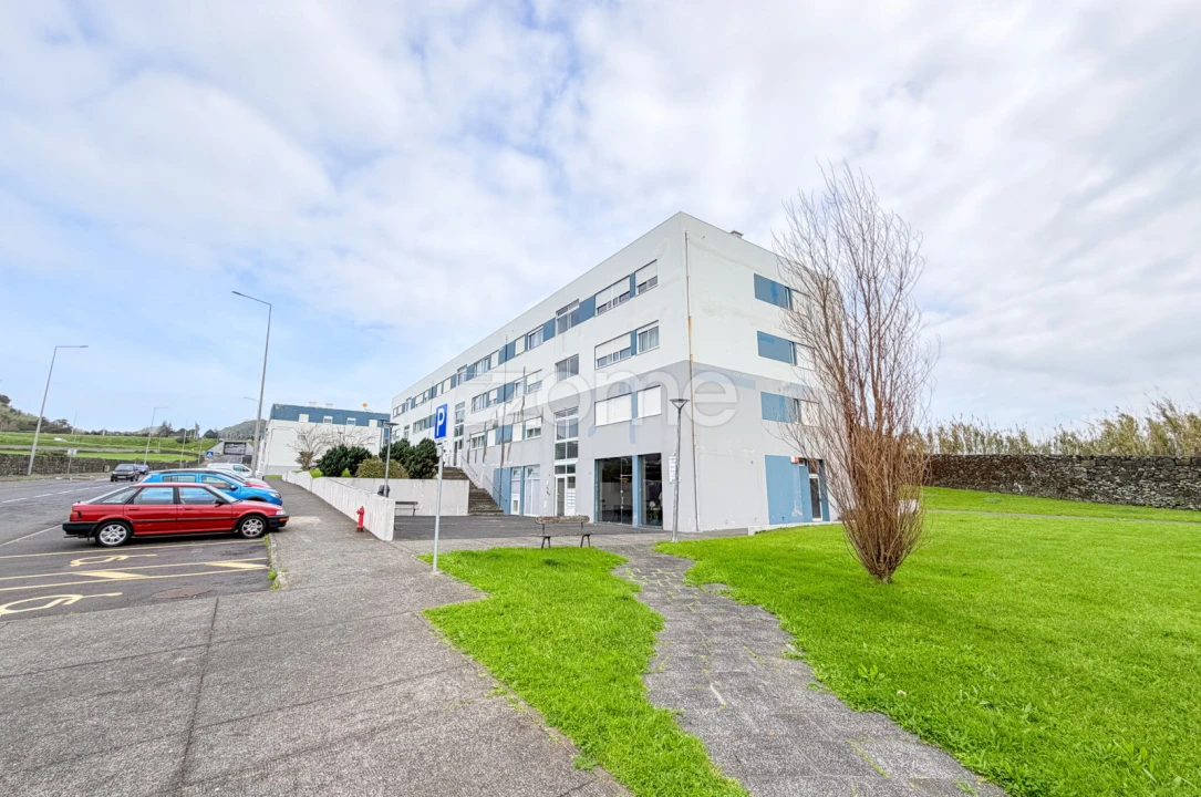 Apartamento T2 para Arrendamento em Rosto do Cão (São Roque) Foto 1