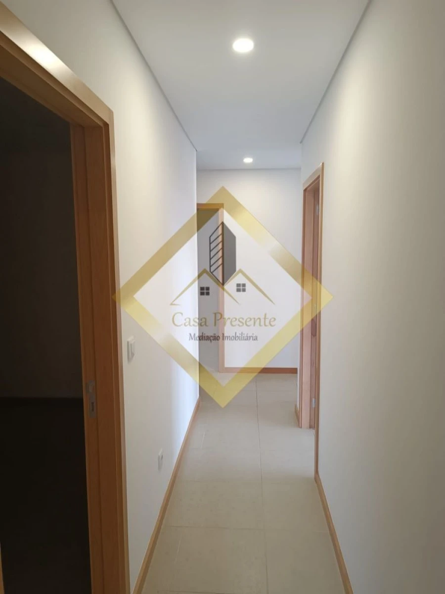 Apartamento T2 para Venda em Serzedo e Perosinho Foto 10