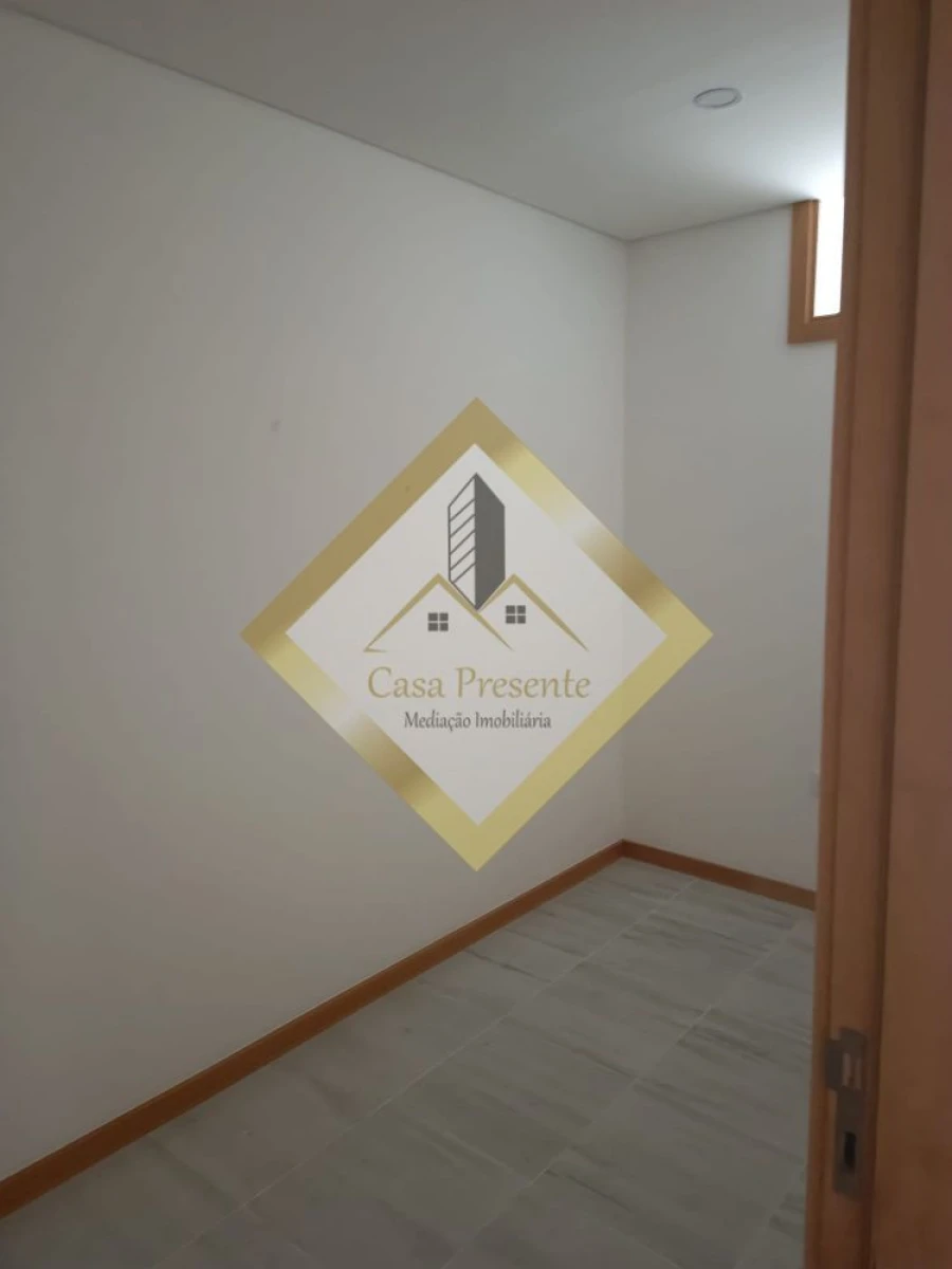 Apartamento T2 para Venda em Serzedo e Perosinho Foto 17