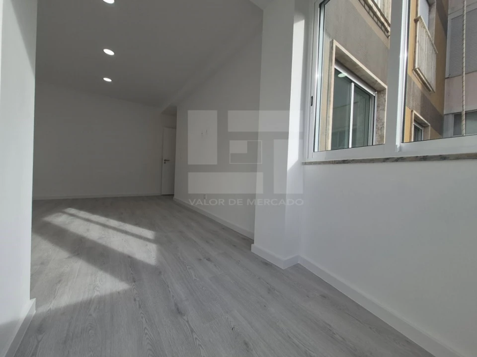 Apartamento T2 para Venda em Laranjeiro e Feijó Foto 7