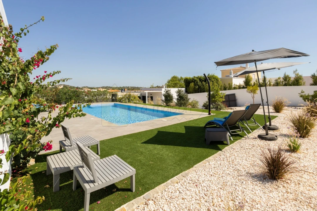 Moradia T3 para Venda em Quelfes Foto 29