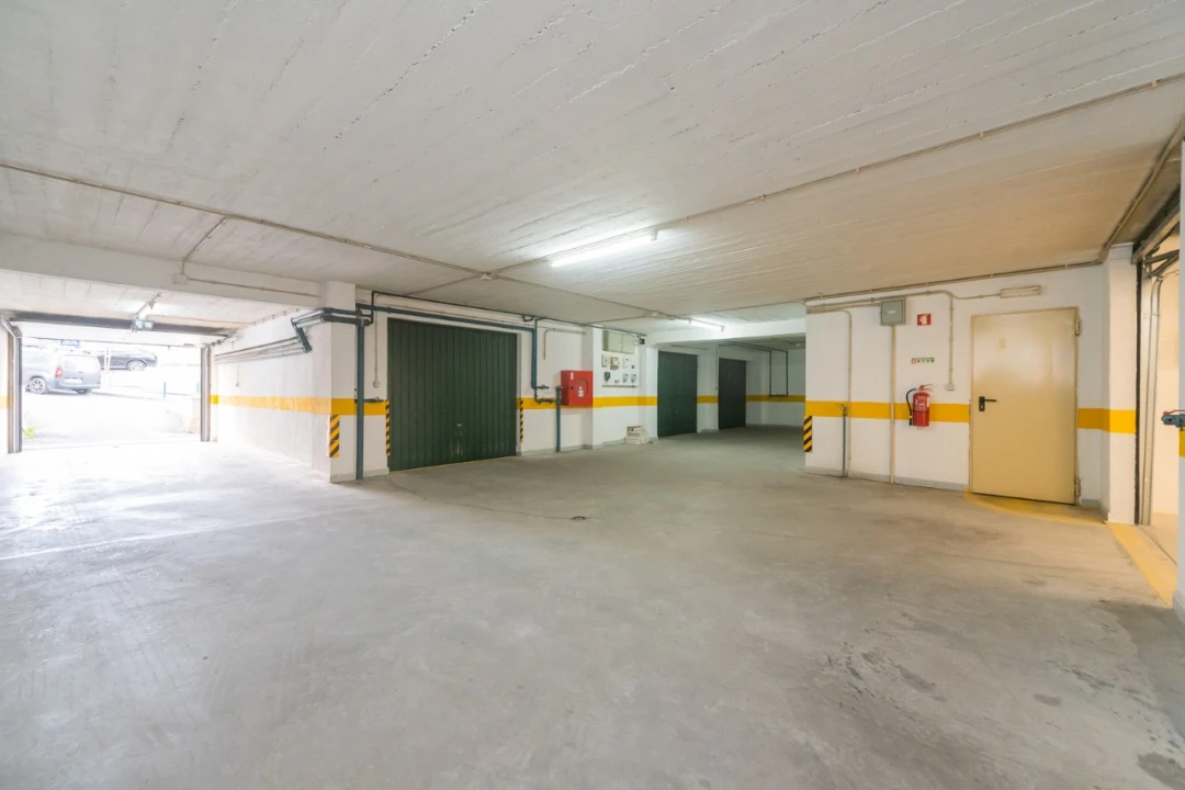 Garagem para Arrendamento em Queluz e Belas Foto 2