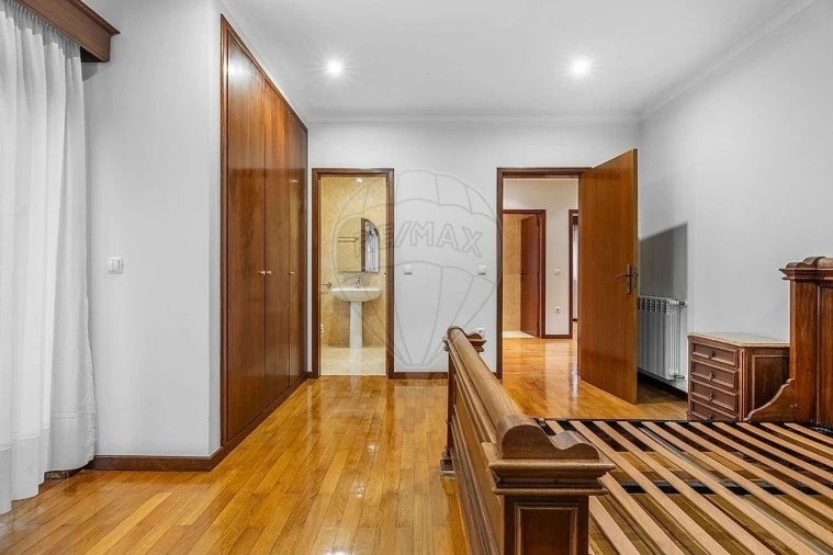 Moradia T4 para Venda em Azurem Foto 18