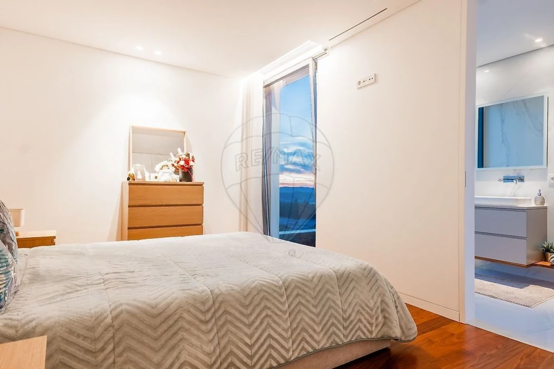 Moradia T4 para Venda em Costa Foto 7