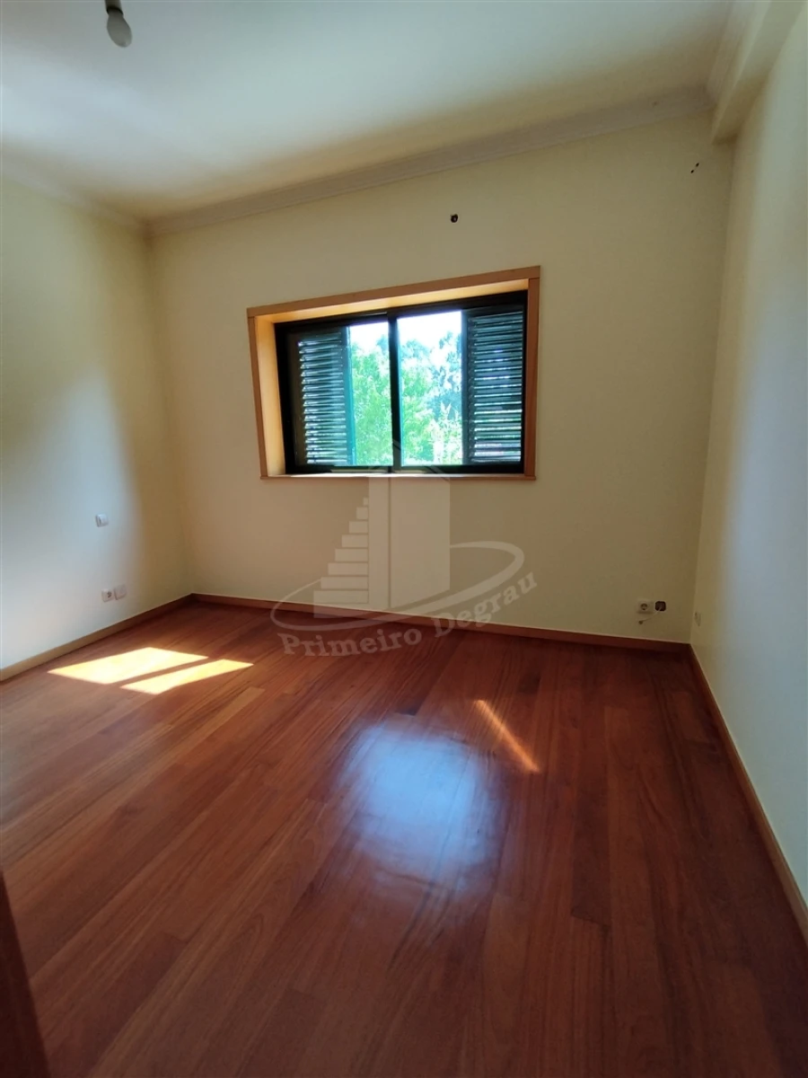 Moradia T4 para Venda em Lago Foto 34