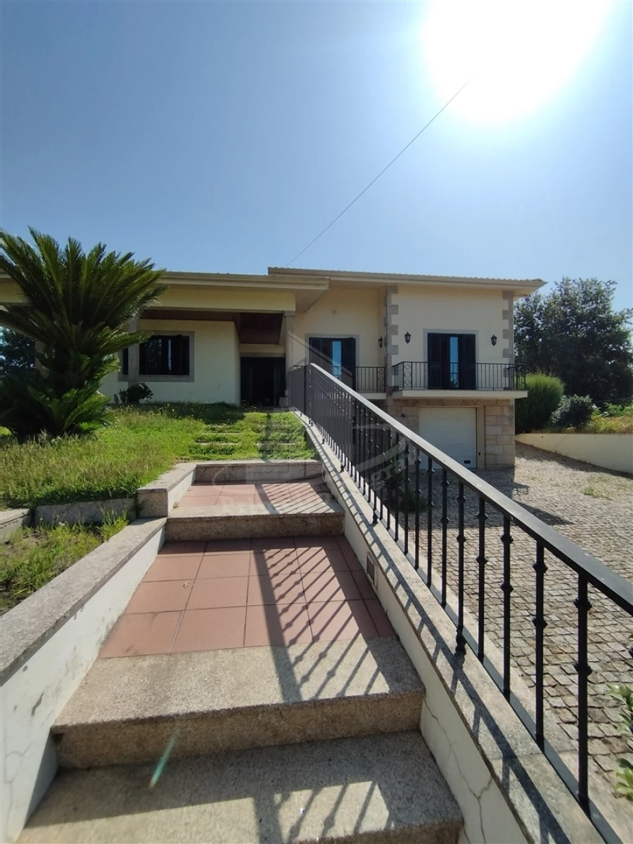 Moradia T4 para Venda em Lago Foto 31