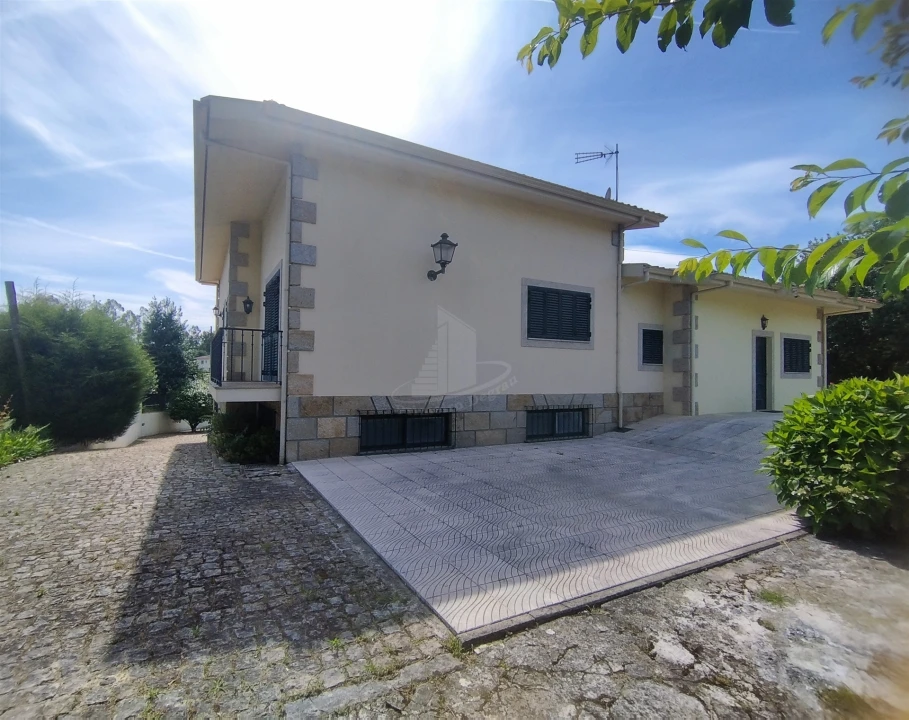 Moradia T4 para Venda em Lago Foto 37
