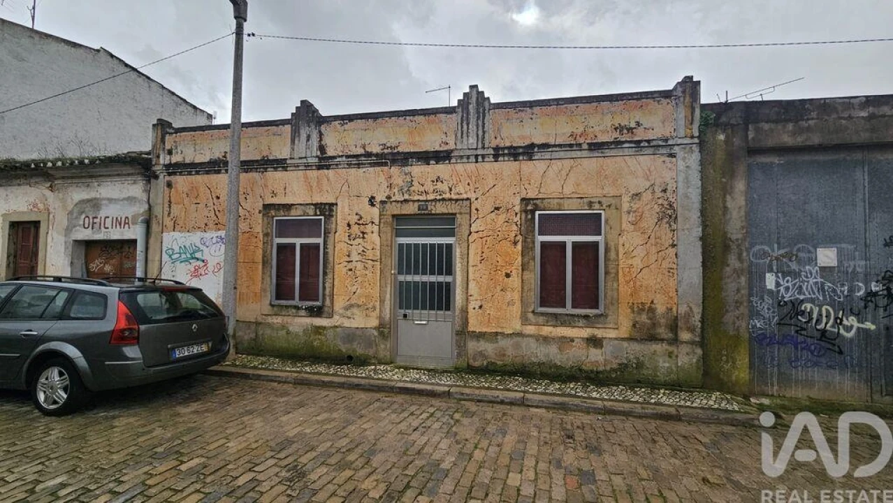 Moradia T2 para Venda em Loule (São Sebastião) Foto 1