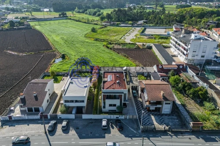 Moradia T4 para Venda em Nogueira e Silva Escura Foto 3