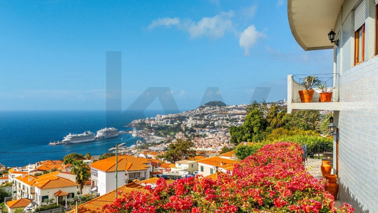 Moradia T4 para Venda em Funchal (Santa Maria Maior) Foto 1