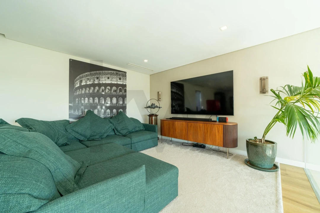 Apartamento T4 para Venda em Porto Salvo Foto 29