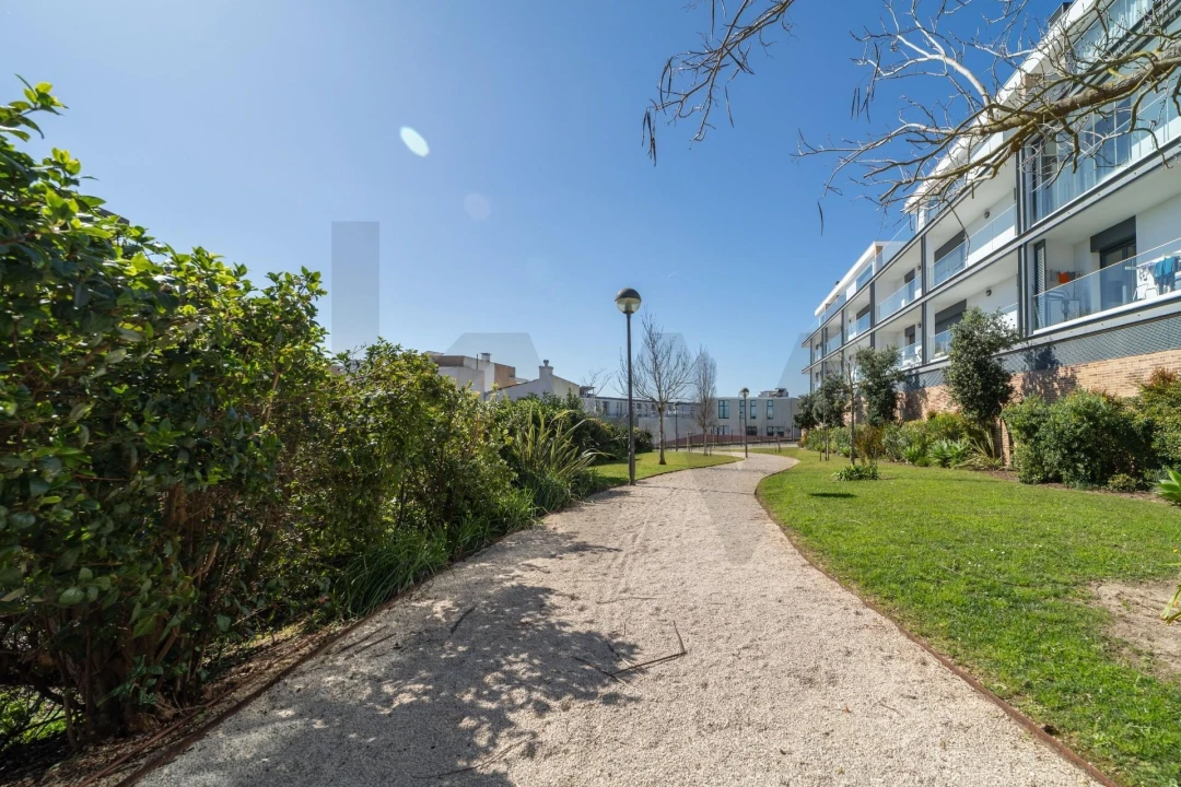 Apartamento T4 para Venda em Porto Salvo Foto 49