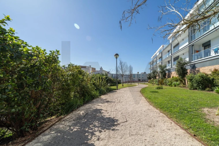 Apartamento T4 para Venda em Porto Salvo Foto 49