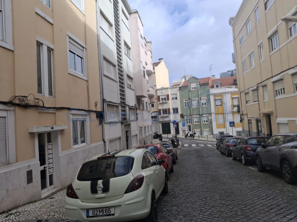 Moradia T2 para Venda em Campolide Foto 12