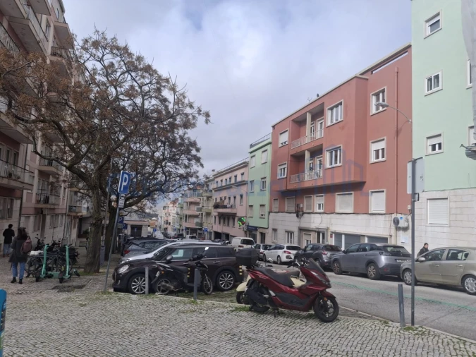 Moradia T2 para Venda em Campolide Foto 8