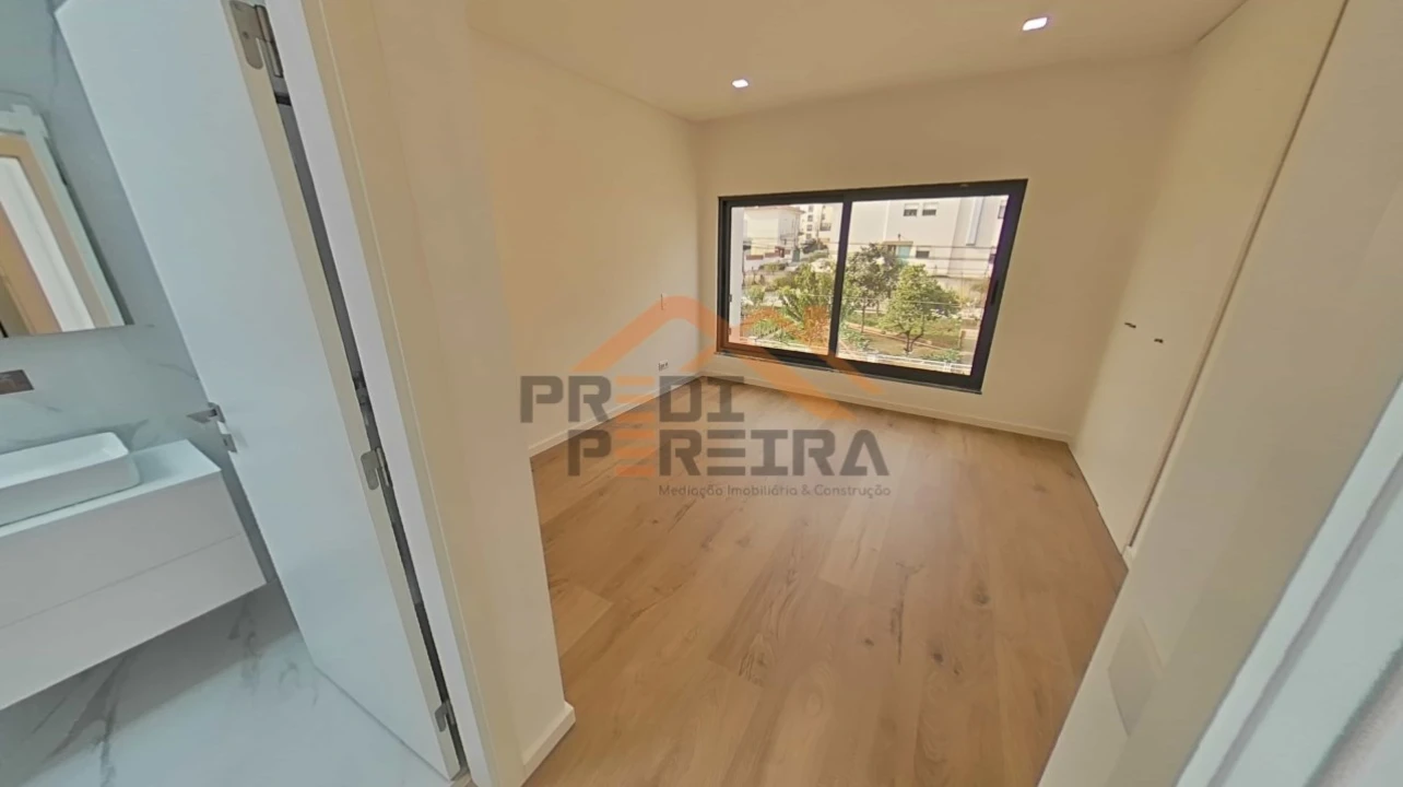 Moradia T4 para Venda em Loures Foto 40