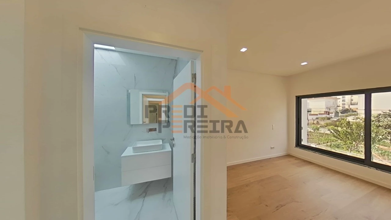 Moradia T4 para Venda em Loures Foto 51