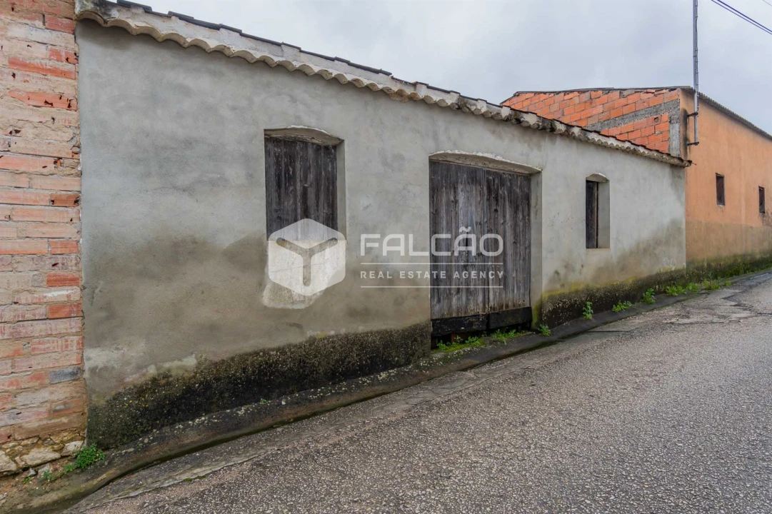 Moradia T0 para Venda em Azoia de Cima e Tremês Foto 1