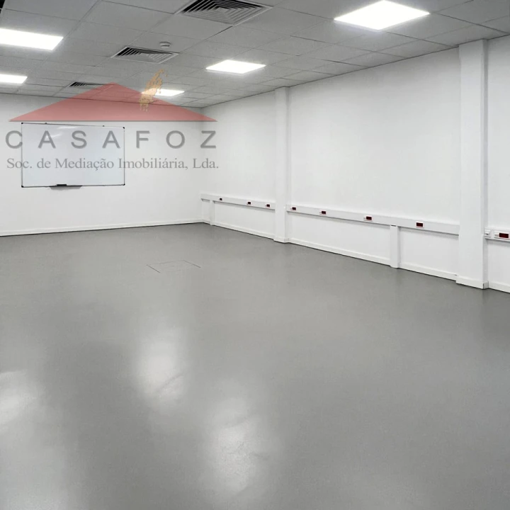 Armazém para Arrendamento em Paranhos Foto 6