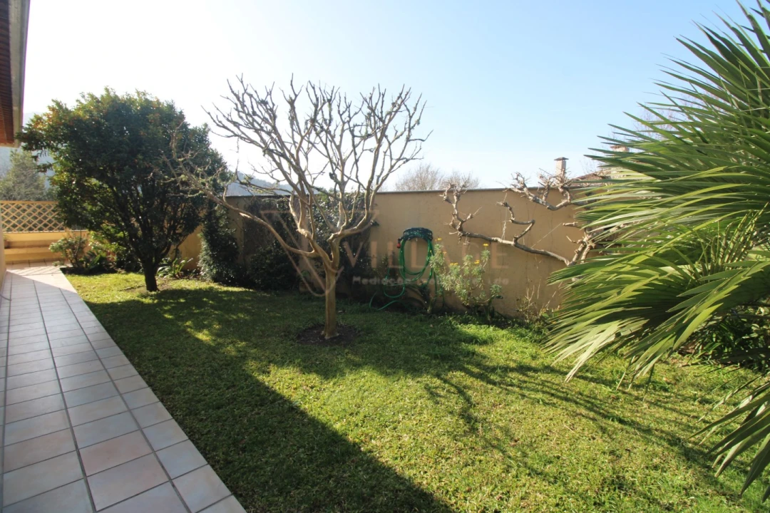 Moradia T5 para Venda em Gondarem Foto 4